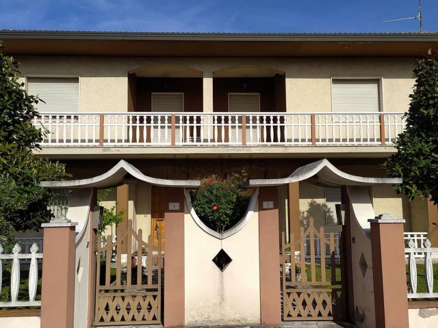 Villetta bifamiliare in vendita di 680 m² in Via Pietro Gobetti
