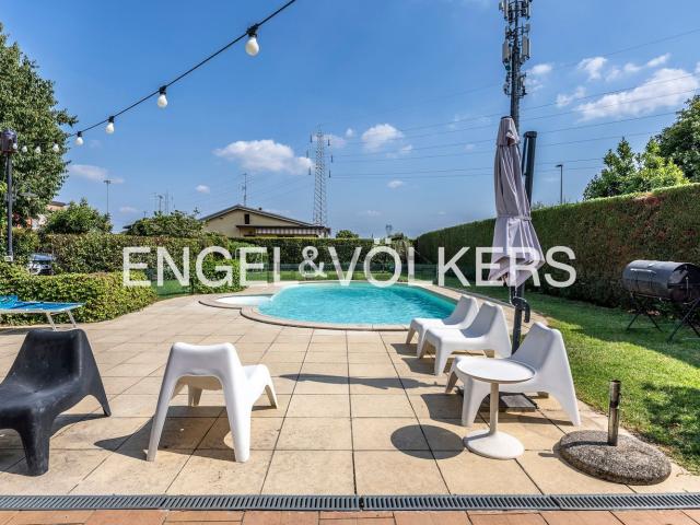 Villetta bifamiliare in vendita di 698 m² in Via Terminon