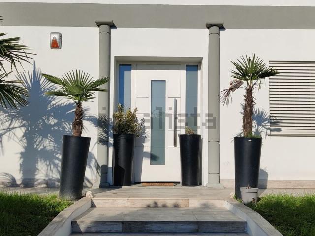 Villetta bifamiliare in vendita di 698 m² in Via Umbria, 3