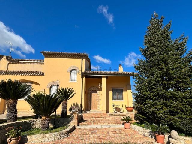 Villetta bifamiliare in vendita di 600 m² in Contrada Chiancate, 29