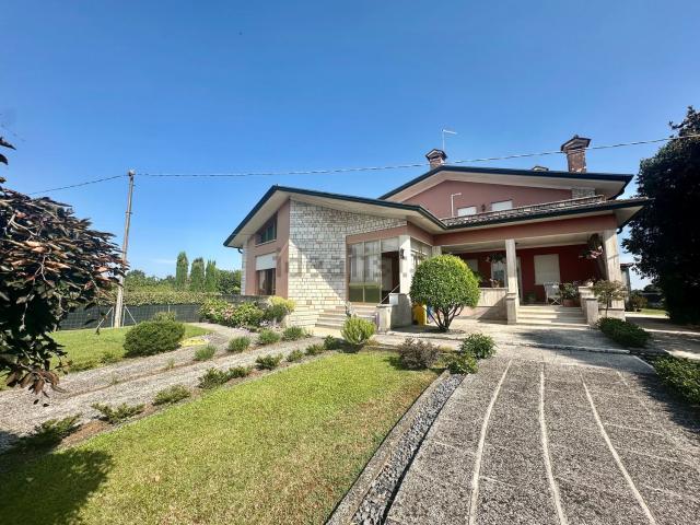 Villetta bifamiliare in vendita di 600 m² in Via Cappuccini