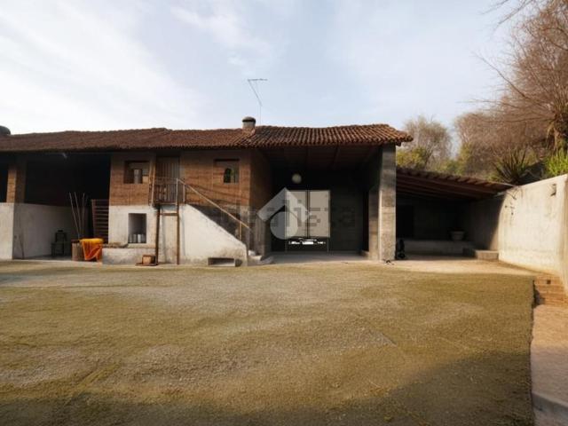 Villetta bifamiliare in vendita di 600 m² in Via Duca degli Abruzzi, 52