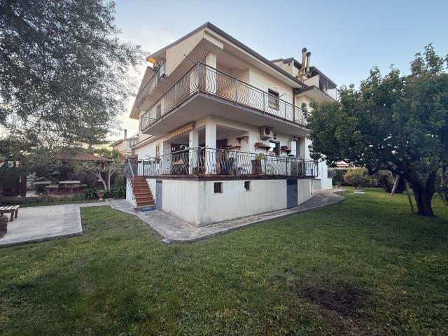 Villetta bifamiliare in vendita di 600 m² in Via Giuseppe Verdi, 18