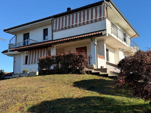 Villetta bifamiliare in vendita di 600 m² in Via Prato Rovere, 4