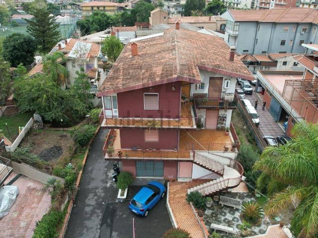 Villetta bifamiliare in vendita di 600 m² in Via Salvatore Frazzetta, 4