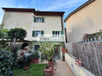 Villetta bifamiliare in vendita di 60 m² in Via Valdicastello Carducci