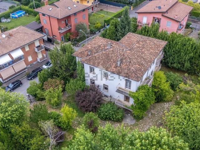 Villetta bifamiliare in vendita di 610 m² in Via A. Ghisleri, 42