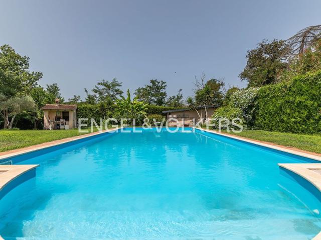 Villetta bifamiliare in vendita di 616 m² in Via Clarice Tartufari