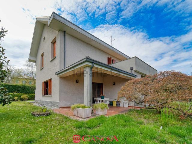 Villetta bifamiliare in vendita di 619 m² in Via Manzoni