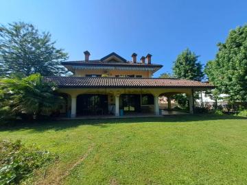 Villetta bifamiliare in vendita di 620 m² in Via Costituzione, 7