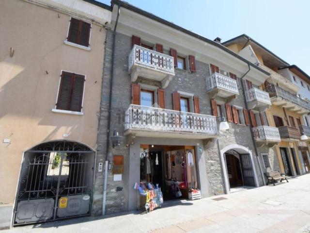 Villetta bifamiliare in vendita di 630 m² in Via Emile Chanoux