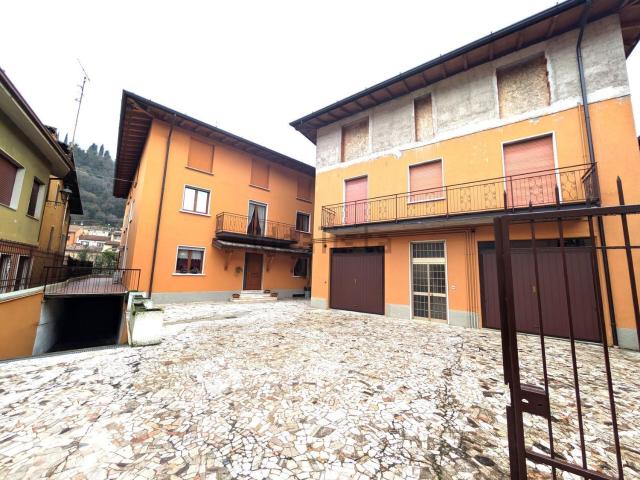 Villetta bifamiliare in vendita di 637 m² in Via Ardiccio, 18