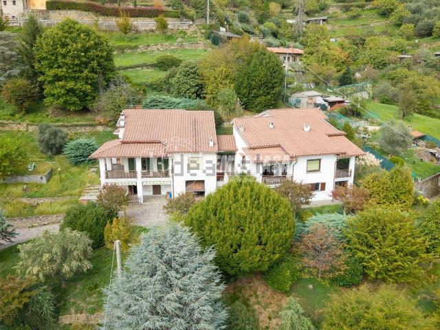 Villetta bifamiliare in vendita di 747 m² in Via Valle