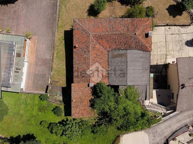Villetta bifamiliare in vendita di 745 m² in Via Frà Claudio, 42