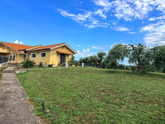 Villetta bifamiliare in vendita di 700 m² in Via Bernardino Bolasco