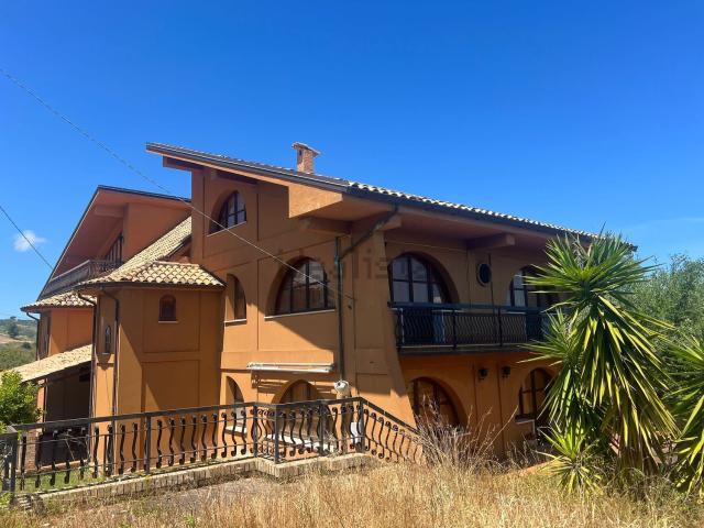Villetta bifamiliare in vendita di 710 m²