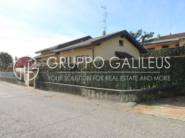 Villetta bifamiliare in vendita di 720 m² in Via Giovanni XXIII, 3