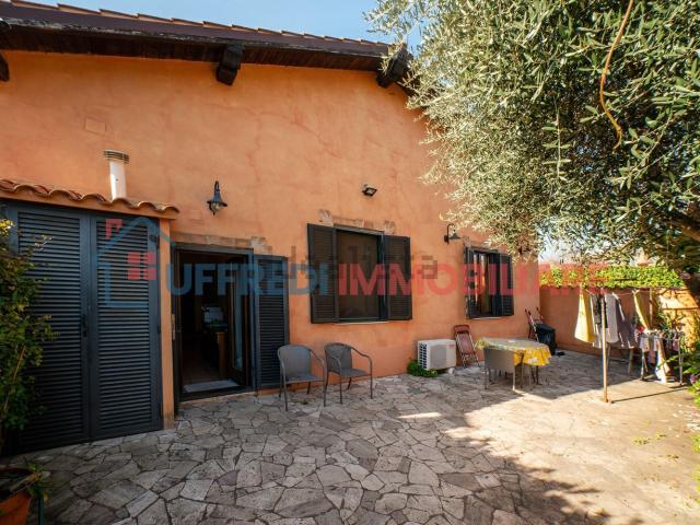 Villetta bifamiliare in vendita di 72 m² in Via Quinzio Flaminino, 30