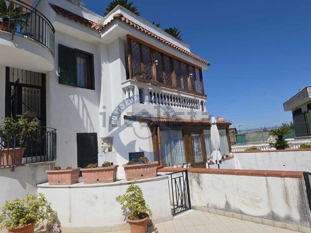 Villetta bifamiliare in vendita di 870 m² in Via degli Astronauti, 98