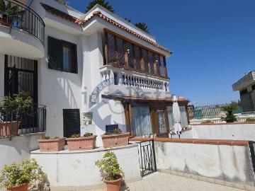 Villetta bifamiliare in vendita di 870 m² in Via degli Astronauti, 98