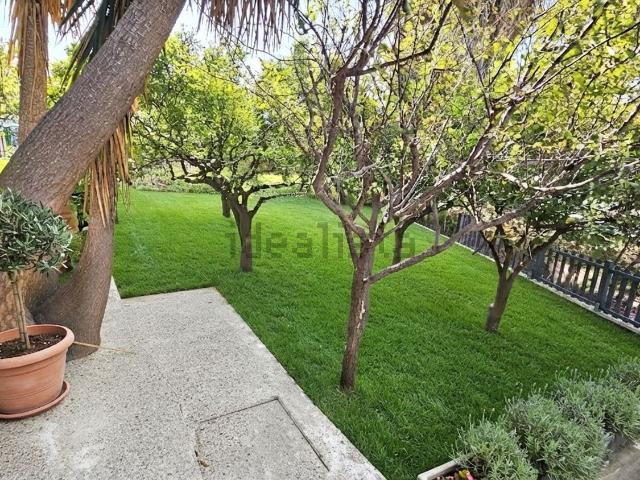 Villetta bifamiliare in vendita di 800 m² in Via Federico Parremuto, 15