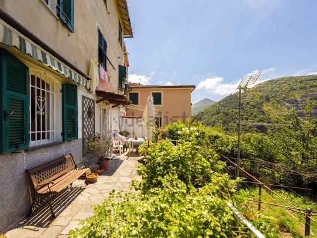 Villetta bifamiliare in vendita di 80 m² in Via Roccatagliata