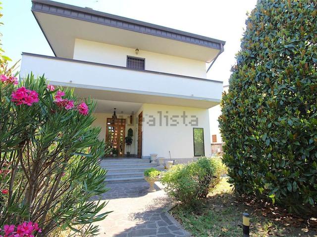 Villetta bifamiliare in vendita di 814 m² in Via Lazio, 21
