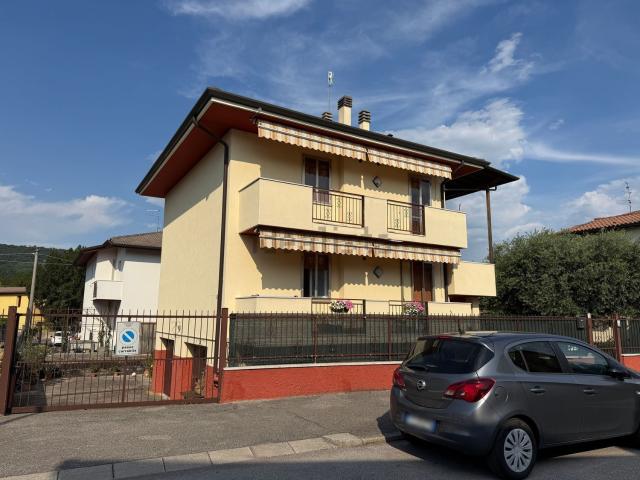 Villetta bifamiliare in vendita di 95 m² in Via degli Aceri, 2