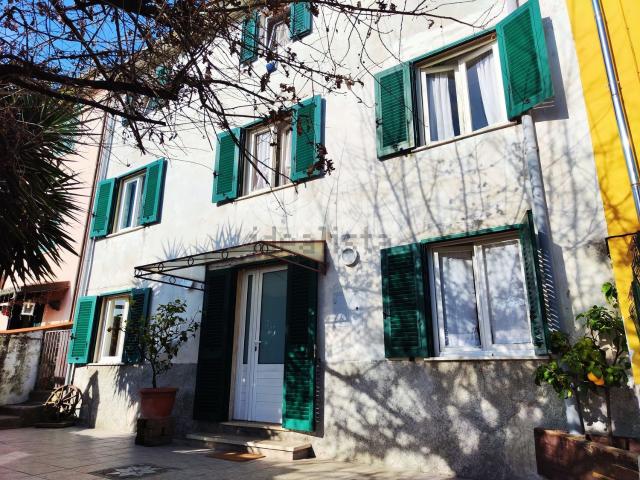 Villetta bifamiliare in vendita di 95 m² in Via Sarzanese Sud, 80
