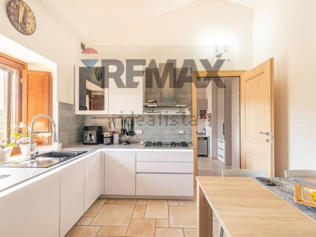 Villetta bifamiliare in vendita di 95 m² in Via Tufo