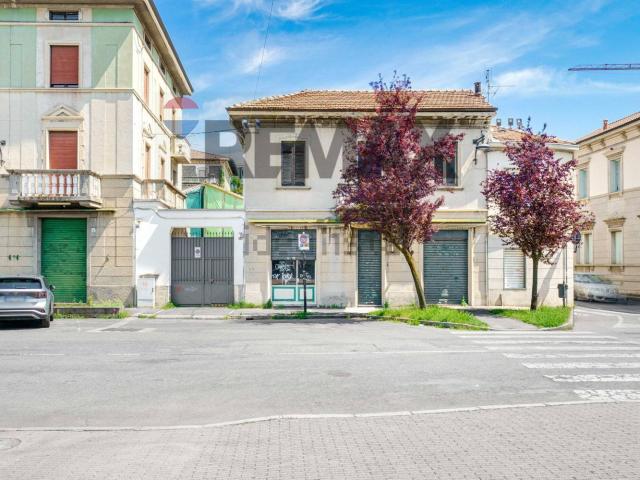 Villetta bifamiliare in vendita di 900 m² in Piazza San Michele, 2