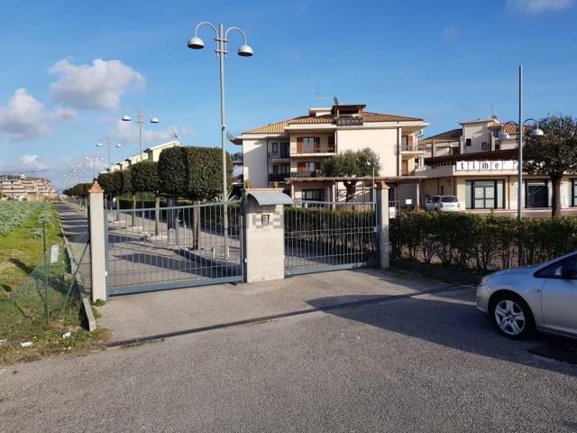 Villetta bifamiliare in vendita di 900 m² in Viale SP312, 11