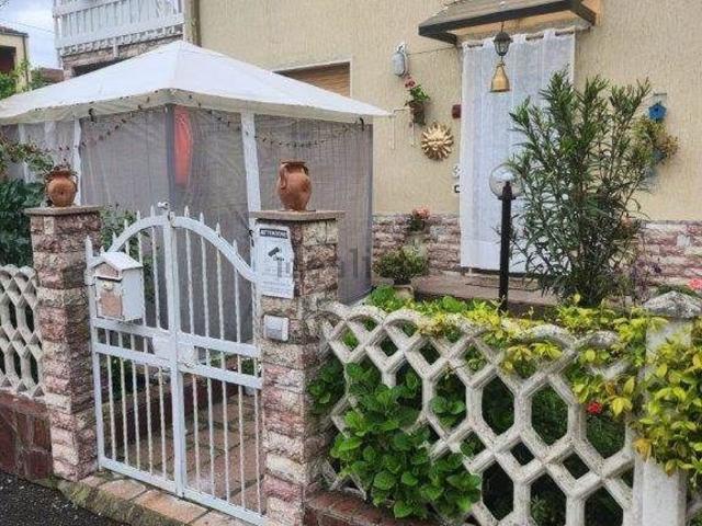 Villetta bifamiliare in vendita di 90 m² in Via Renato Grifoglio, 36