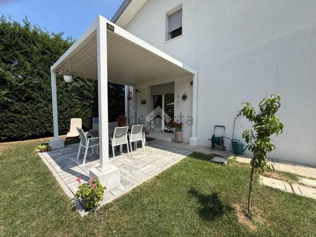 Villetta bifamiliare in vendita di 90 m² in Viale della Rimembranza, 26