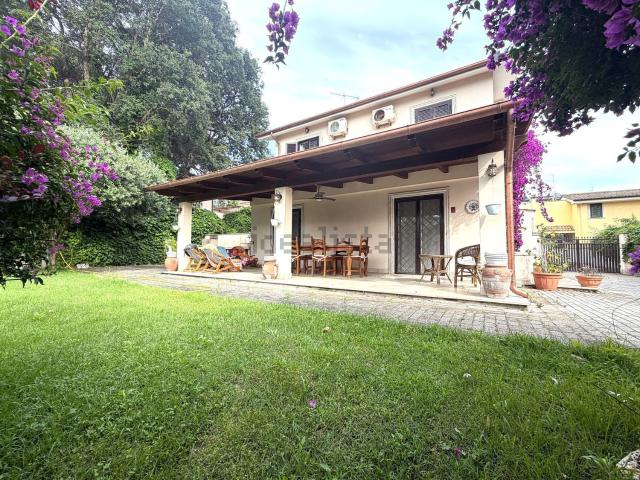 Villetta bifamiliare in vendita di 100 m² in Viale delle Viole, 77