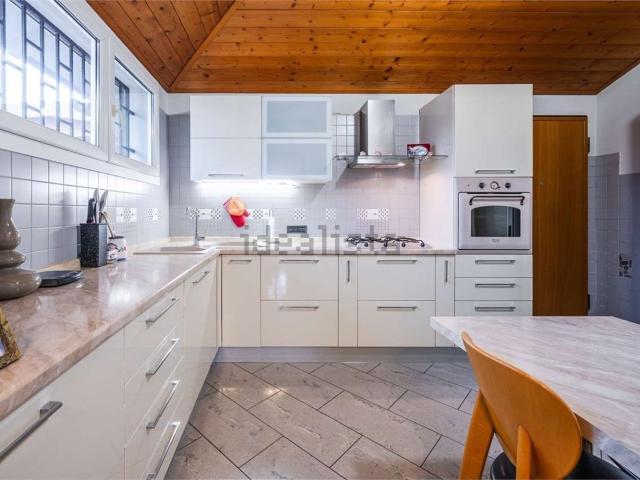Villetta bifamiliare in vendita di 93 m² in Via Virginia, 36