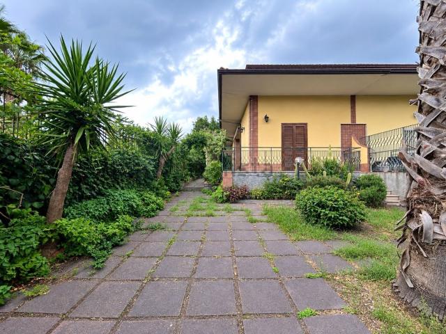Villetta bifamiliare in affitto di 145 m² in Via Arrigo Boito, 13