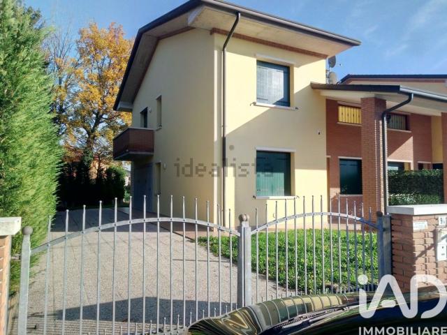 Villetta bifamiliare in affitto di 150 m² in Via Don G. Stefani
