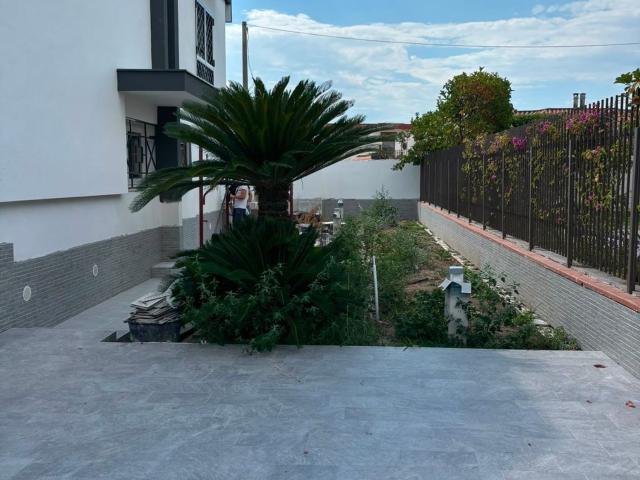 Villetta bifamiliare in affitto di 150 m² in Via Lago Patria