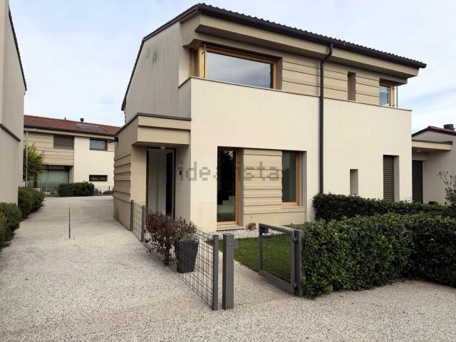 Villetta bifamiliare in affitto di 150 m²