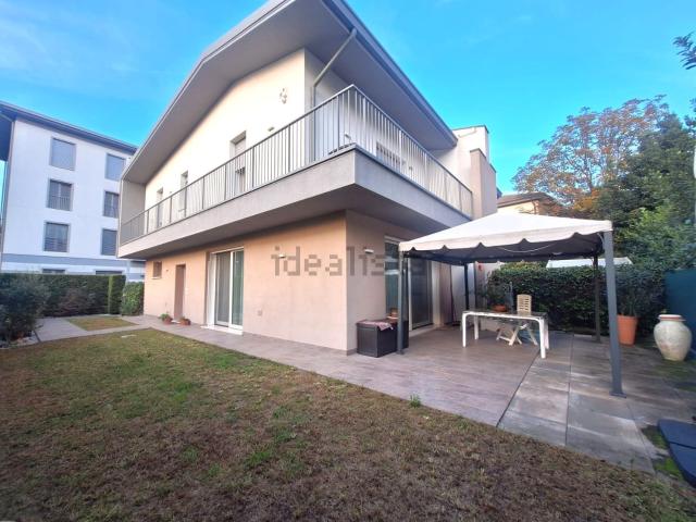 Villetta bifamiliare in affitto di 160 m² in Via Luigi Sartori