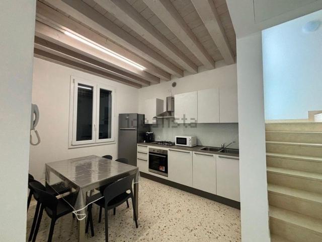Villetta bifamiliare in affitto di 170 m² in Via delle Nazioni Unite