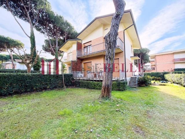 Villetta bifamiliare in affitto di 179 m² in Via Procinto, 55041