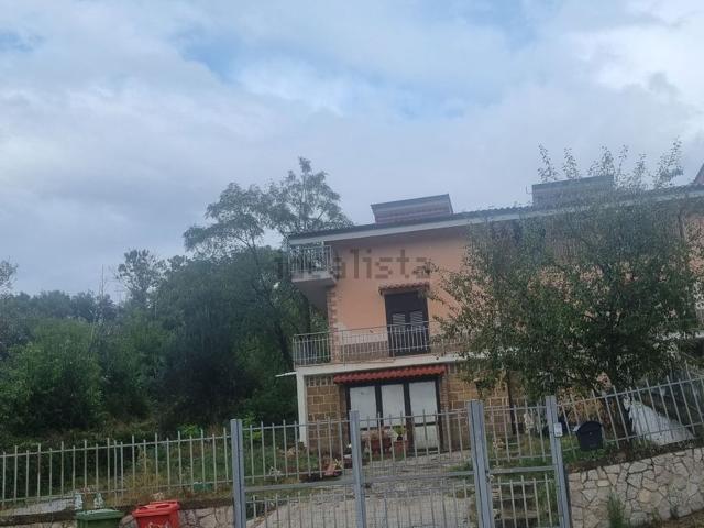 Villetta bifamiliare in affitto di 190 m² in Contrada Casiline, 6