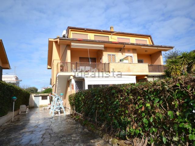 Villetta bifamiliare in affitto di 115 m² in Via Sant&apos Agata di Militello