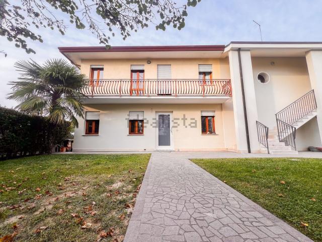 Villetta bifamiliare in affitto di 130 m² in Via Mazzini