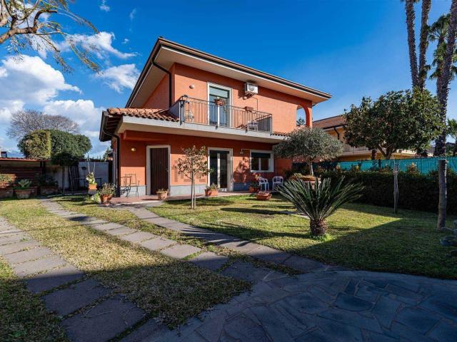 Villetta bifamiliare in affitto di 132 m² in Via dei Villini, 12