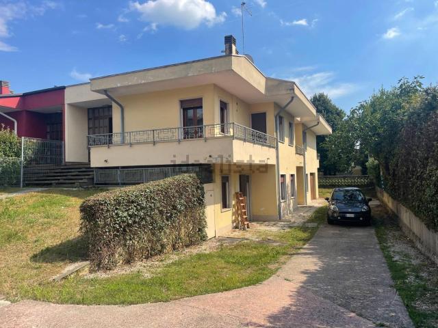 Villetta bifamiliare in affitto di 250 m²