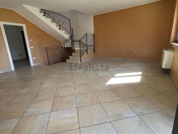Villetta bifamiliare in affitto di 275 m² in Via Sandro Pertini
