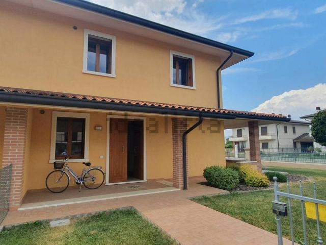 Villetta bifamiliare in affitto di 200 m² in Via de Gasperi